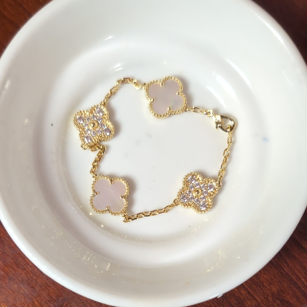 Elegant gold bracelet